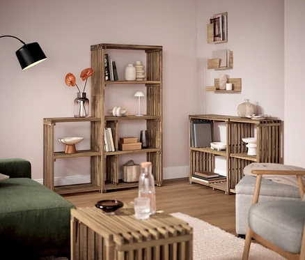 Salon z drewnianymi półkami i fotelem z podłokietnikami i drewnianą ramą.