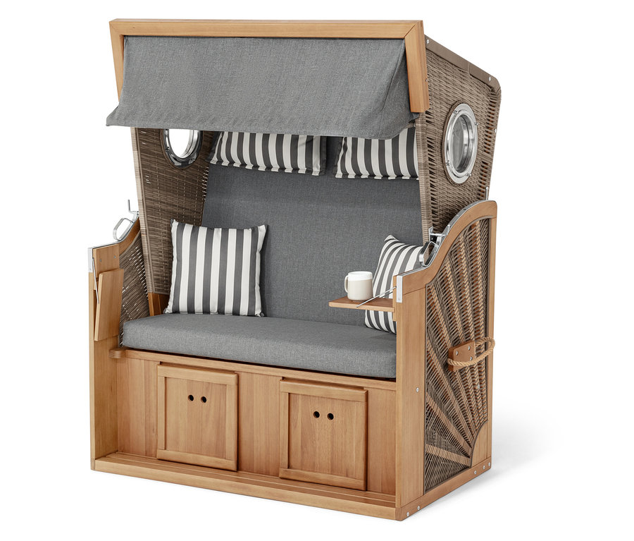 Wiklinowy kosz plażowy z szarymi poduszkami i paskami.