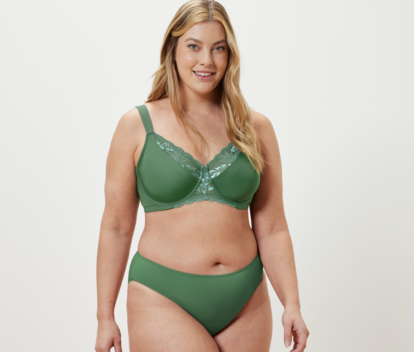 Kobieta ma na sobie zielony biustonosz minimizer.