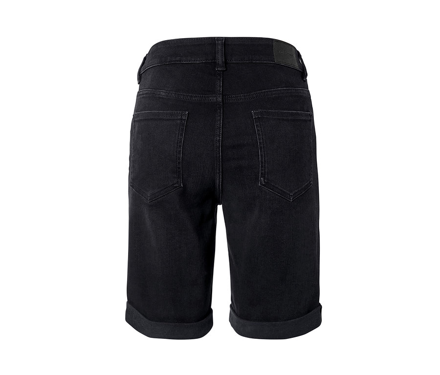 Szczegółowy widok z tyłu dżinsowych bermudów – fason „Lea”, black denim.