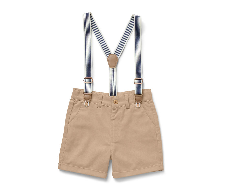 Szorty khaki z szelkami w niebiesko-białe paski.