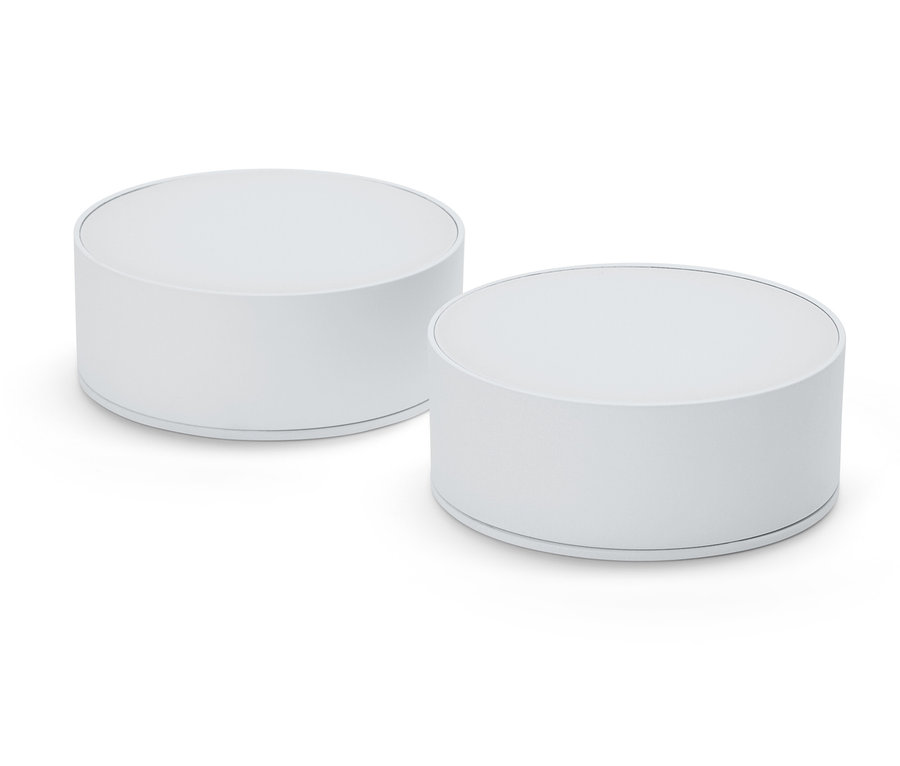 Dwie białe, wielofunkcyjne lampy LED na białym tle.