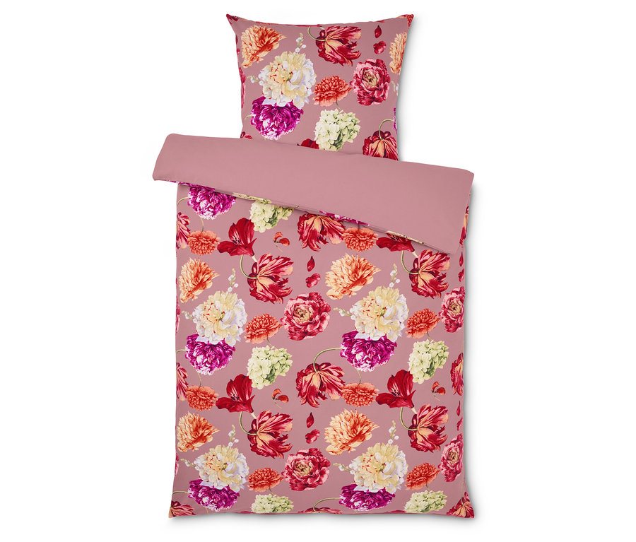 Pościel w kwiaty na różowym tle.
