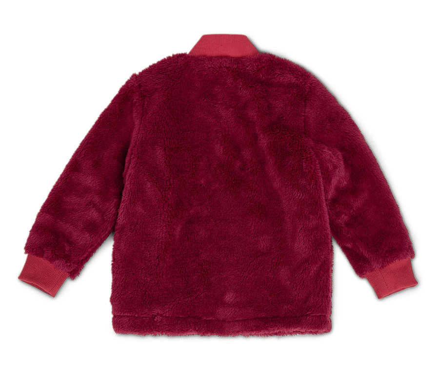 Burgundowa, puszysta kurtka z czerwonymi ściągaczami i kołnierzem leży na białym tle.