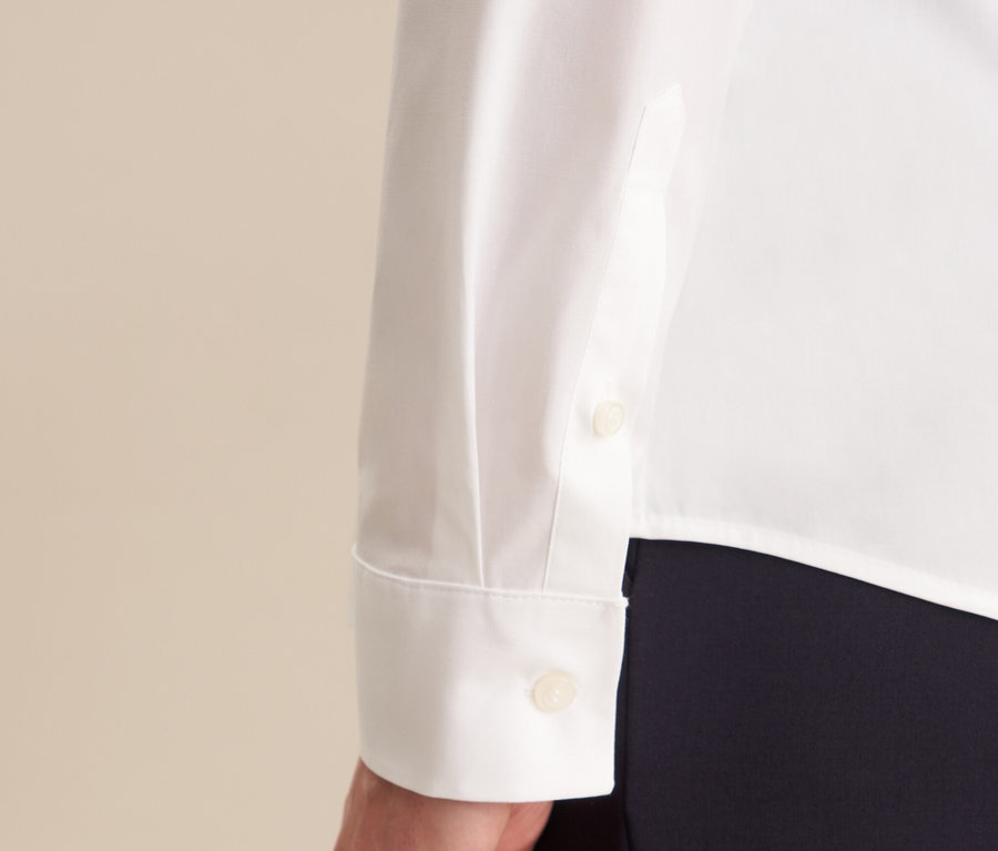 Zbliżenie na białą koszulę slim fit Seidensticker z długim rękawem i mankietem zapinanym na guzik.
