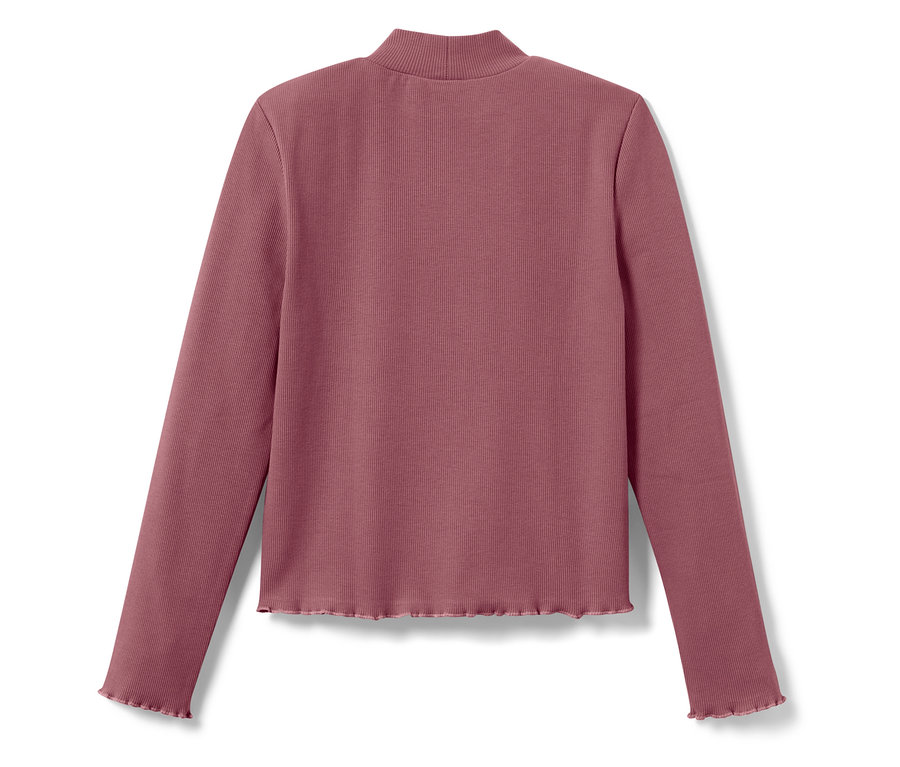 Szczegół tyłu różowej prążkowanej bluzki z długim rękawem i golfem.