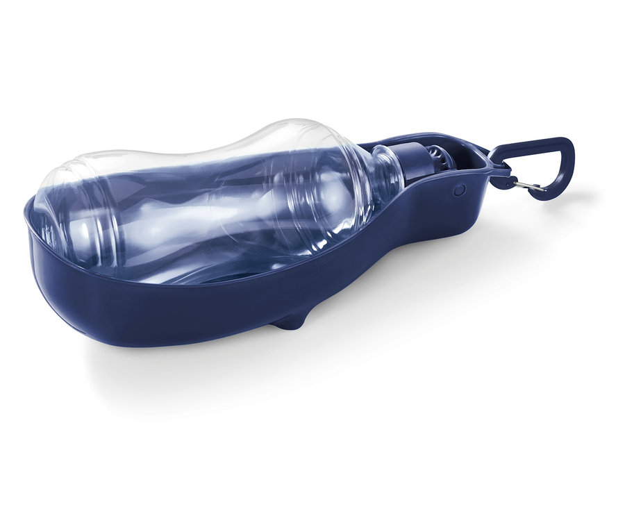 Przezroczysta butelka na wodę w niebieskiej plastikowej misce z karabińczykiem.
