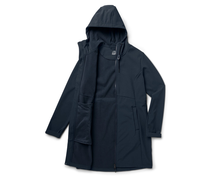 Granatowy płaszcz z kapturem i rozpiętym zamkiem błyskawicznym.