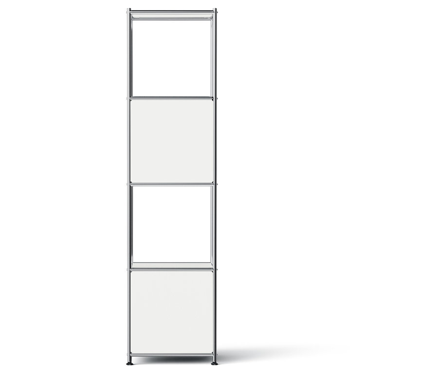 Czteropoziomowy regał ze srebrną ramą i białymi panelami.