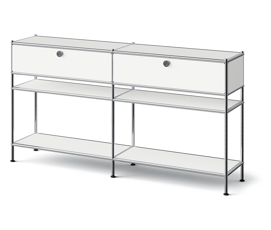 Dwa białe moduły do przechowywania z chromowanymi ramami i dwiema otwartymi półkami.