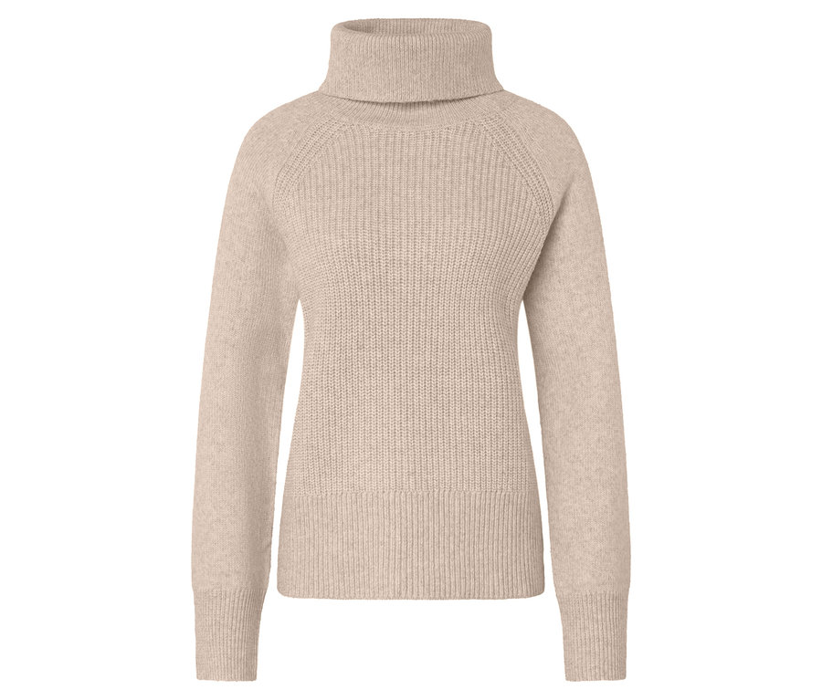 Kremowy sweter z golfem leży na białym tle.