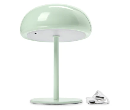 Jasnozielona lampa w kształcie grzyba z kablem USB na białym tle.