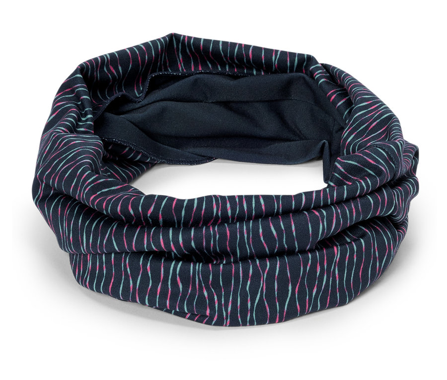 Ciemnoniebieski komin z wzorem w różowe i turkusowe paski leży na białym tle.