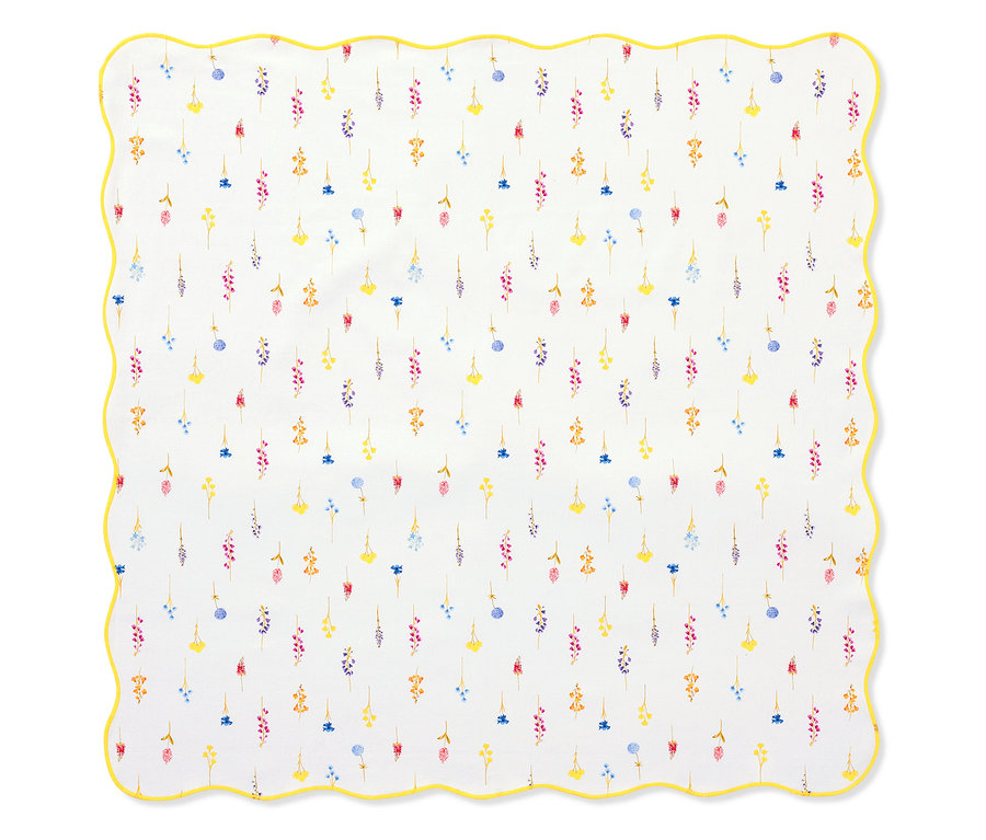 Kwadratowa chusta z żółtą obwódką i kwiatowym wzorem.