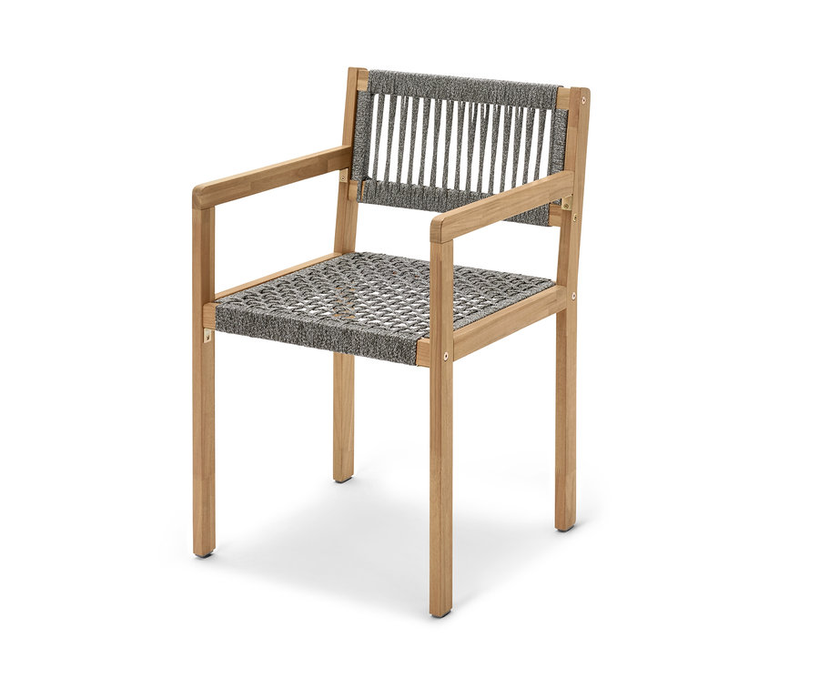 Szczegółowe ujęcie krzesła z plecionką tekstylną i podłokietnikami.