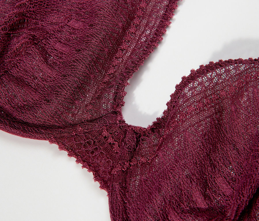 Zbliżenie na fioletowy biustonosz z fiszbinami Passionata „Leila”.