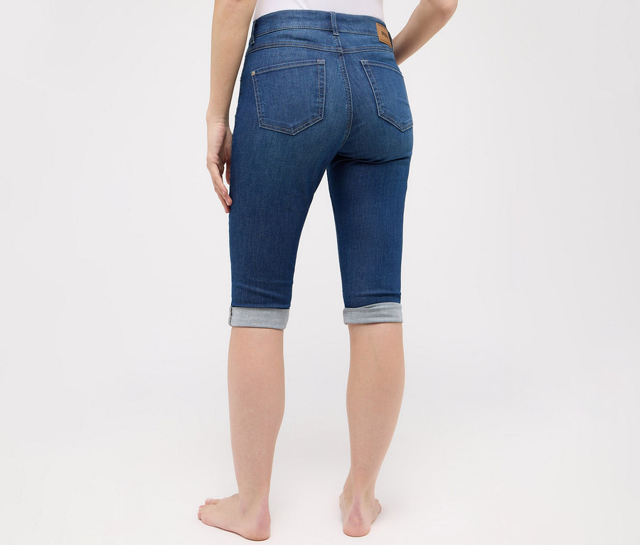 Kobieta widziana od tyłu, ma na sobie dżinsy Angels „Capri Turn-Up”, Slim Fit, mid blue.