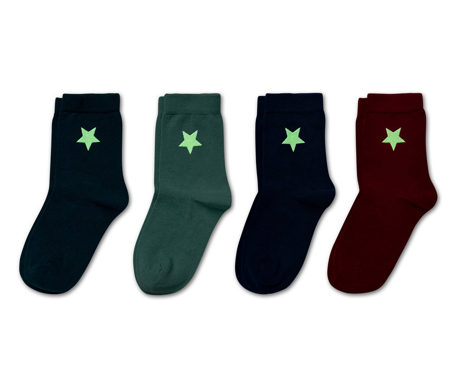 Cztery pary skarpet w różnych kolorach (granatowy, zielony, granatowy i bordowy) z gwiazdą na każdej skarpetce.