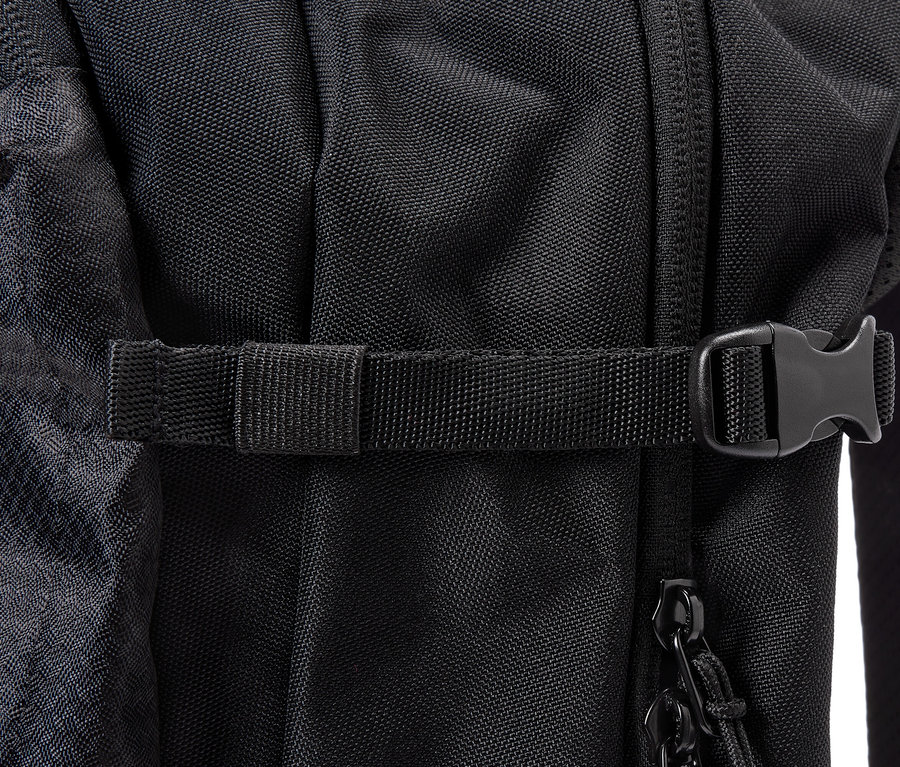 Szczegółowy widok czarnego plecaka z paskiem i klamrą.