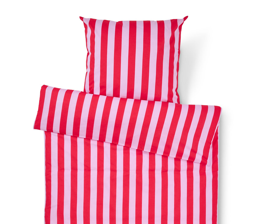 Zestaw pościeli w czerwono-białe paski, składający się z poszewki na poduszkę i kołdrę.