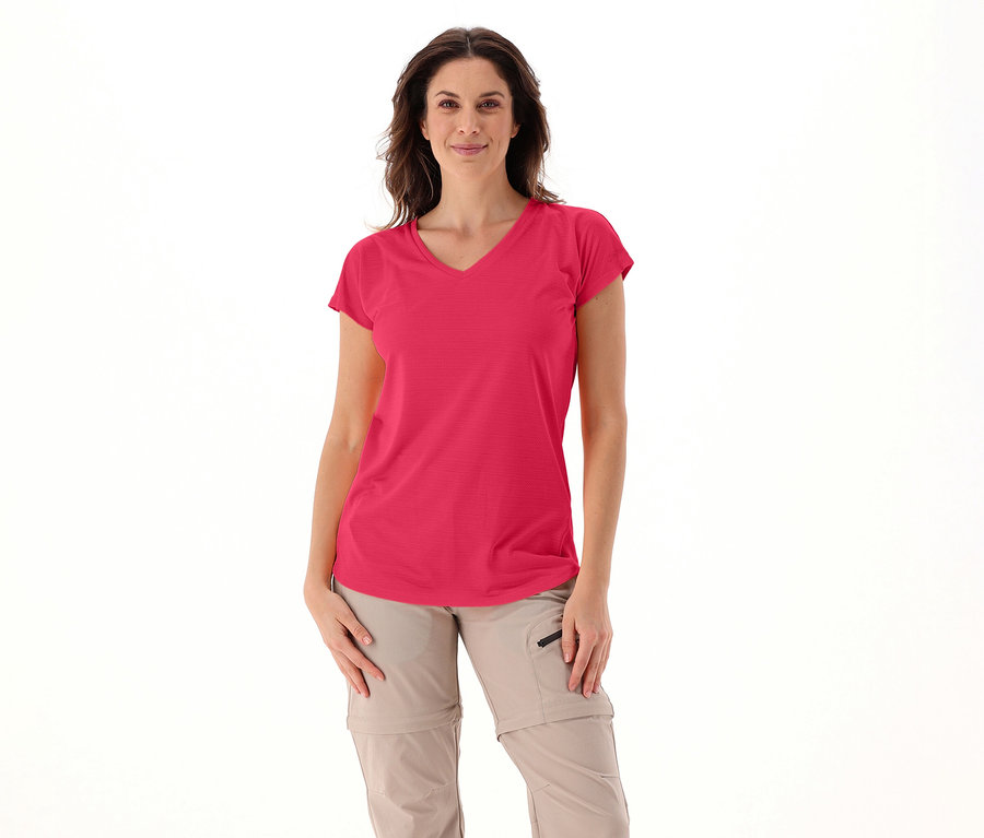 Kobieta ma na sobie różową koszulkę CMP z dekoltem w serek i beżowe spodnie na białym tle.