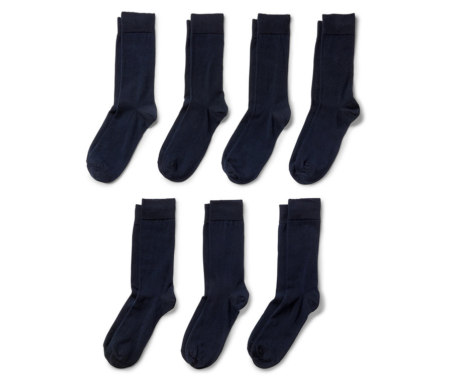 Sześć par granatowych skarpet ułożonych na białym tle.