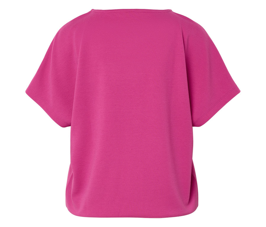 Zbliżenie na tył różowej bluzki z krótkim rękawem i poziomą teksturą.