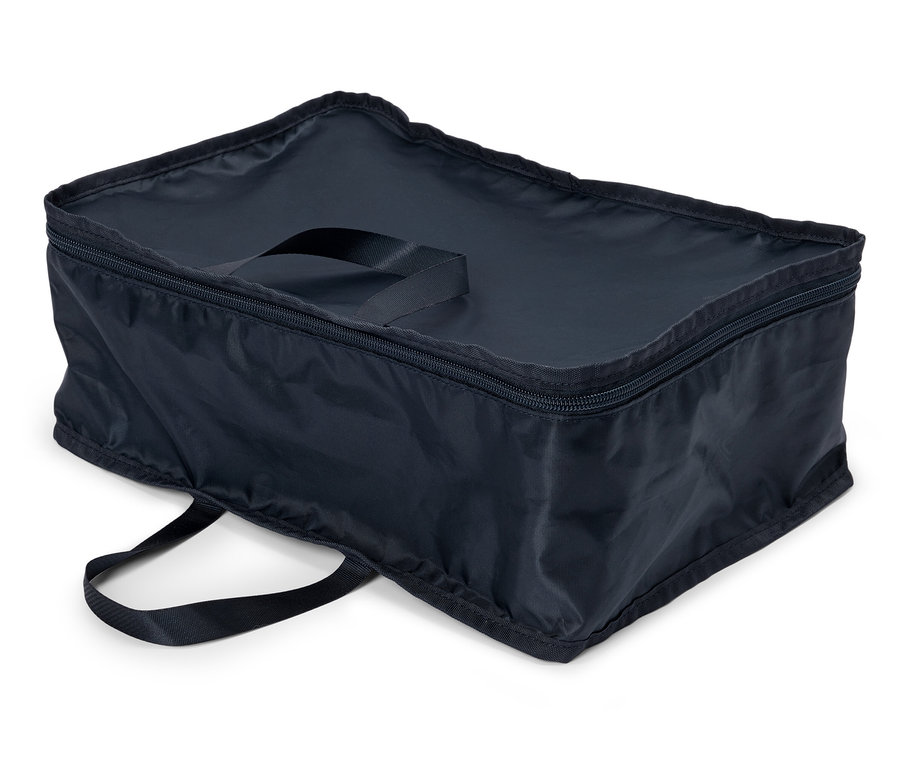Prostokątna, granatowa torba do przechowywania z zamkiem błyskawicznym i uchwytami leży na białej powierzchni.