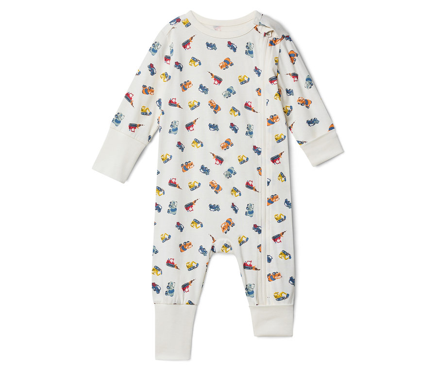 Białe śpioszki dla niemowląt z wzorem ciężarówek budowlanych i zamkiem błyskawicznym z przodu.