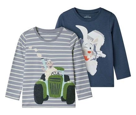 Dwa dziecięce T-shirty z długim rękawem leżą jeden na drugim. Jeden jest szaro-biały w paski z owcą na zielonym traktorze. Drugi jest niebieski z białym królikiem.