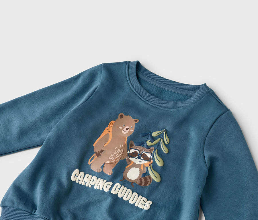 Niebieska bluza z misiem i szopem z plecakami oraz napisem "Camping Buddies".