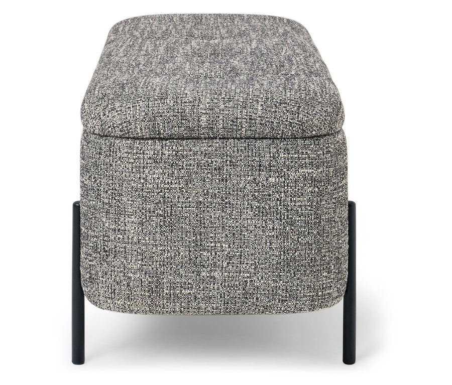 Tapicerowany szary otoman na czarnych metalowych nogach.