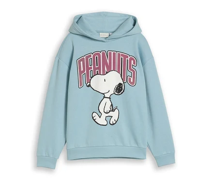 Jasnoniebieska bluza z kapturem z nadrukiem Snoopy'ego i napisem 'PEANUTS'.