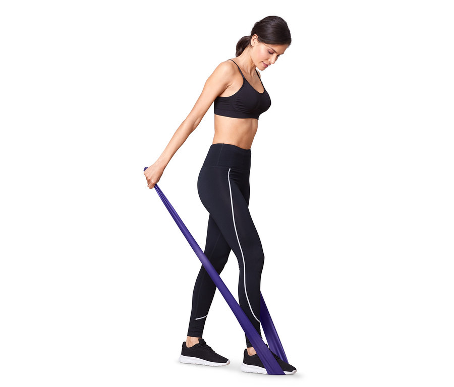 Kobieta ćwiczy z fioletową gumą do ćwiczeń, jedną z zestawu 2 taśm do fitnessu i 2 minitaśm.