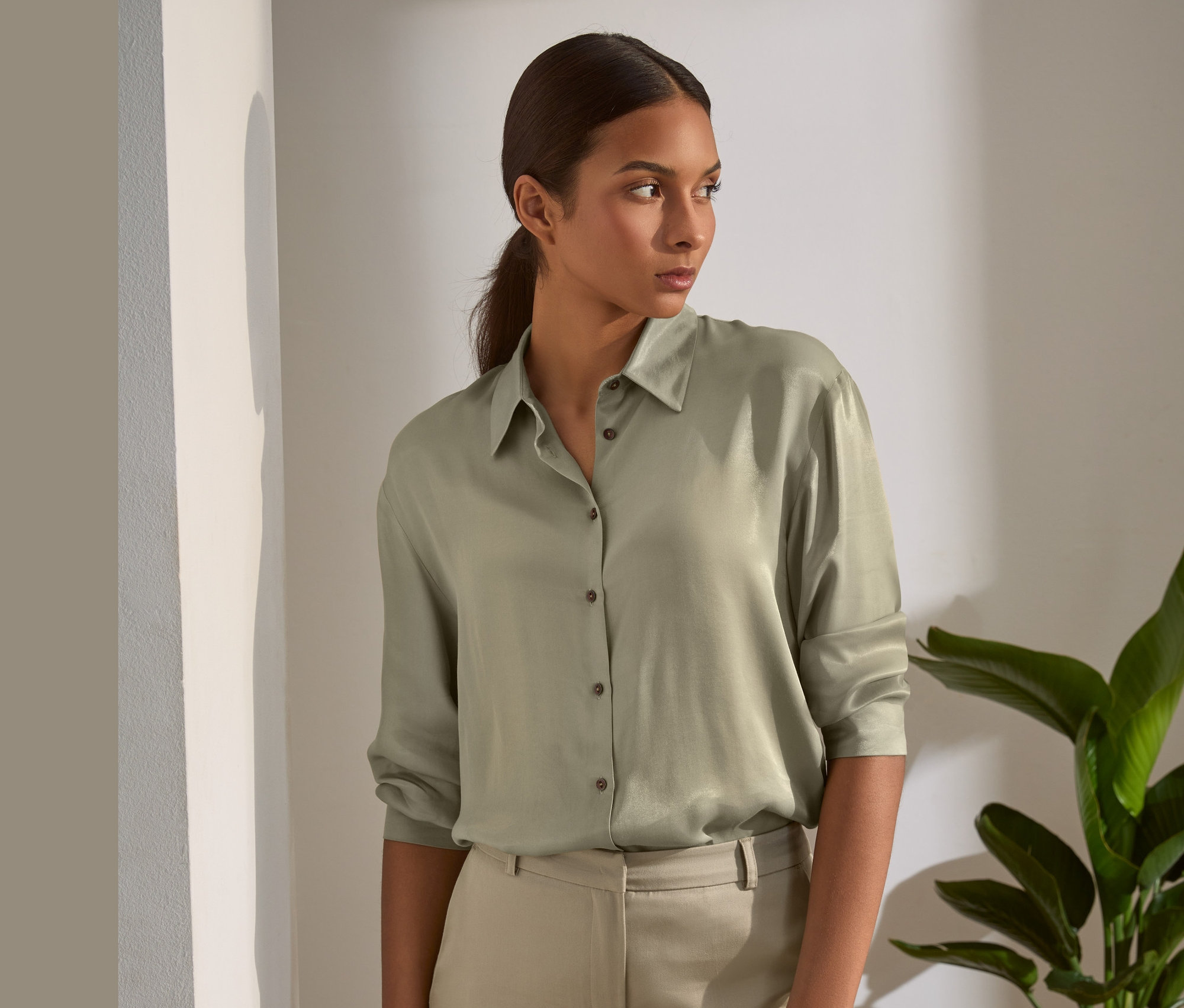 Kobieta ma na sobie bluzkę koszulową.