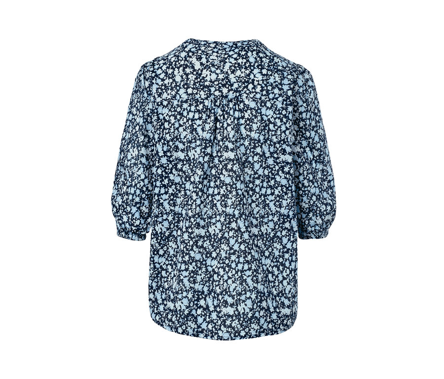 Zbliżenie na damską bluzkę z tkaniny w kwiatki.