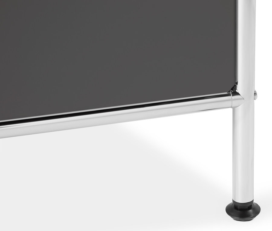 Detal szarej metalowej szafki typu sideboard »CN3« z 6 komorami z klapami.