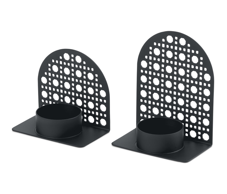 Dwa czarne świeczniki typu tealight z ażurowym wzorem.