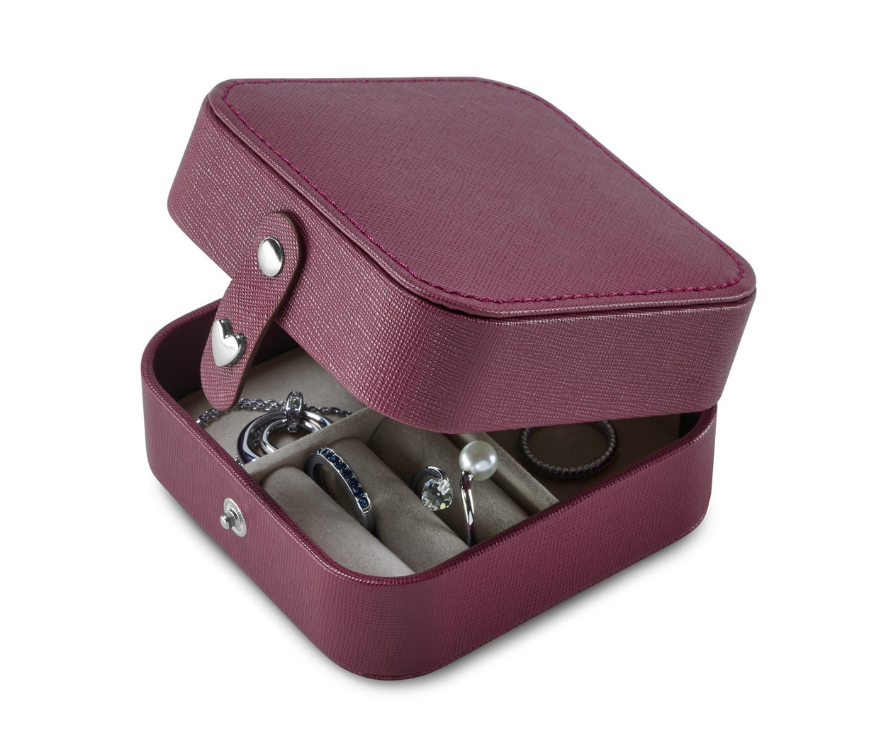 Otwarta mała szkatułka na biżuterię z biżuterią w środku.