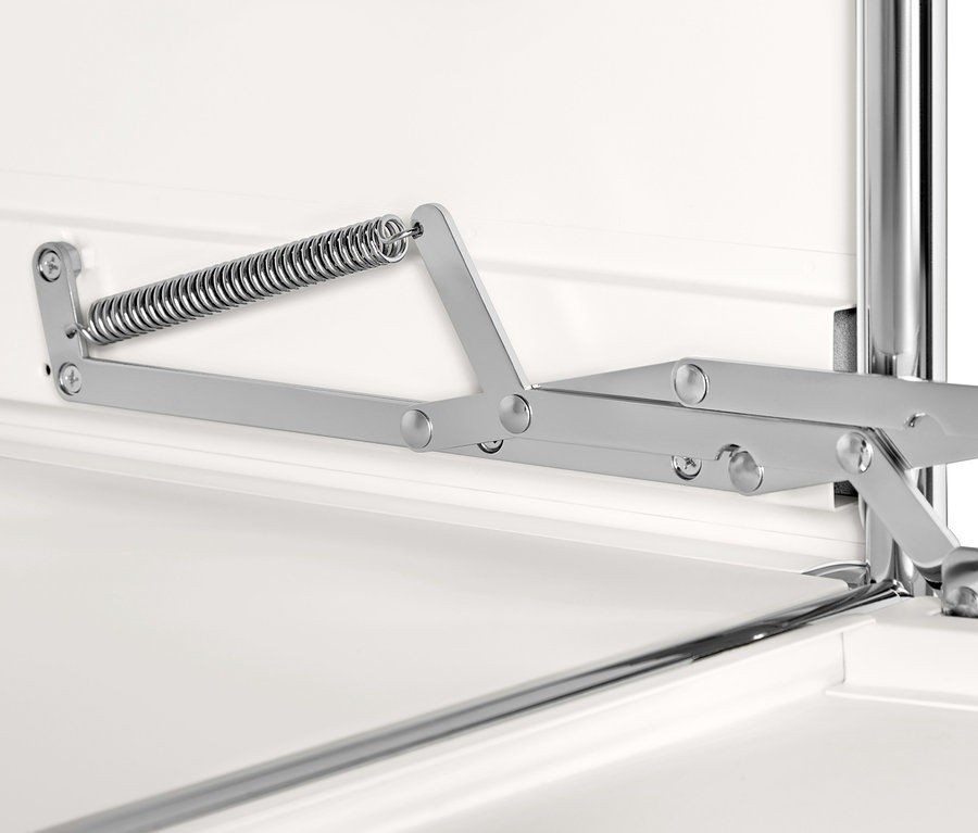 Detal białej metalowej szafy »CN3« z mechanizmem otwierania.