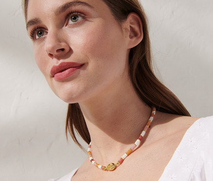 Kobieta z naszyjnikiem »Beach«.