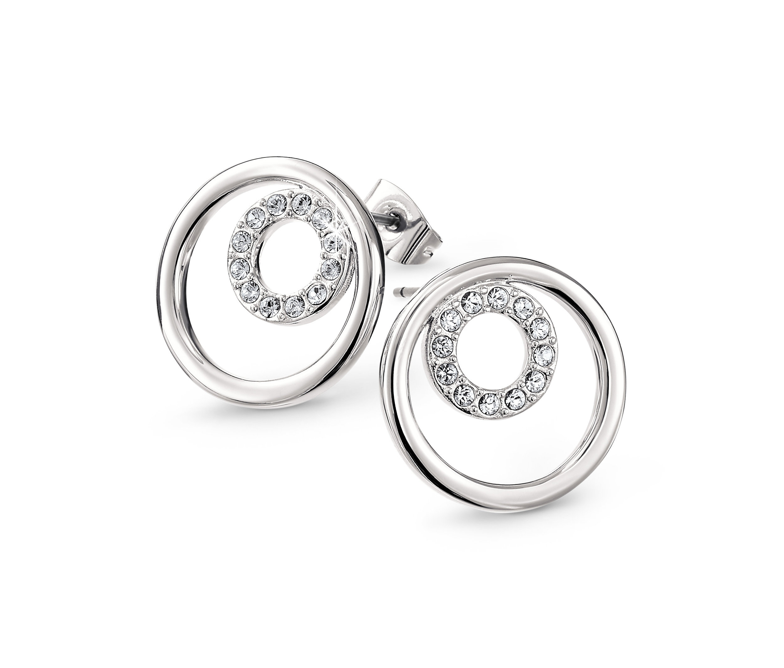 Dwa srebrne kolczyki na sztyft zdobione kryształami Swarovski® leżą na białym tle.