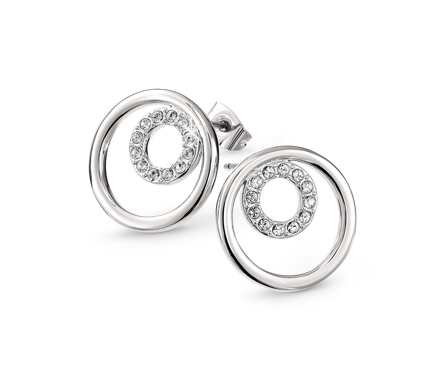Dwa srebrne kolczyki na sztyft zdobione kryształami Swarovski® leżą na białym tle.