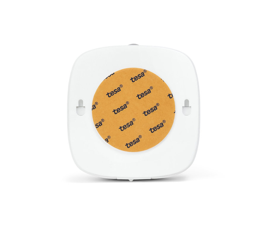 Szczegół białej, wielofunkcyjnej lampki LED z pomarańczową podkładką samoprzylepną.