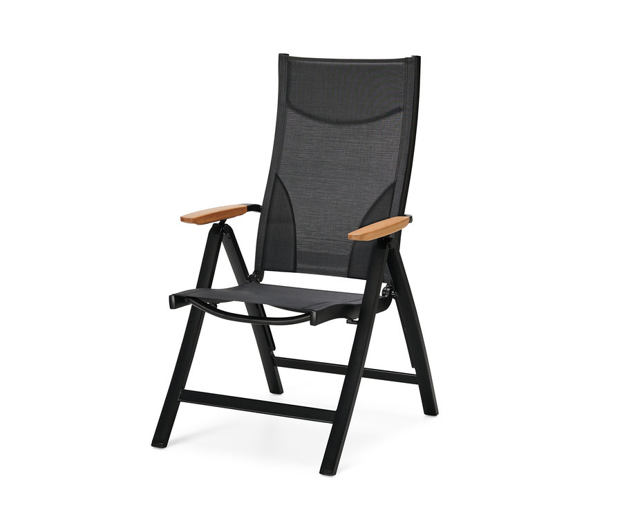 Czarne krzesło z wysokim i regulowanym oparciem oraz drewnianymi podłokietnikami.