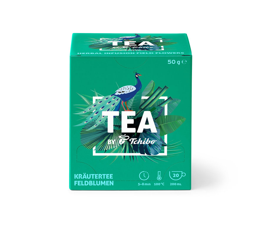 Zielone opakowanie TEA by Tchibo herbata ziołowa: kwiaty polne - 8x 20 torebek z grafiką pawia.