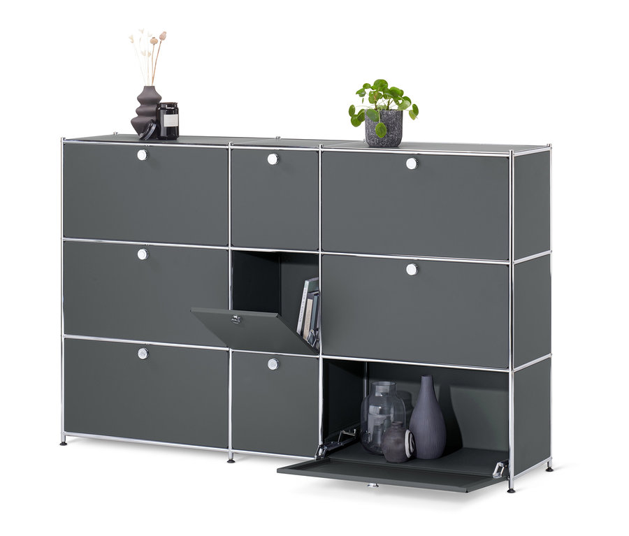 Szara komoda »CN3« z 9 klapami, z których jedna jest otwarta i ukazje książki.