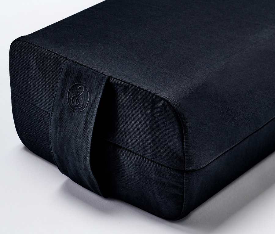 Granatowy bolster do jogi.