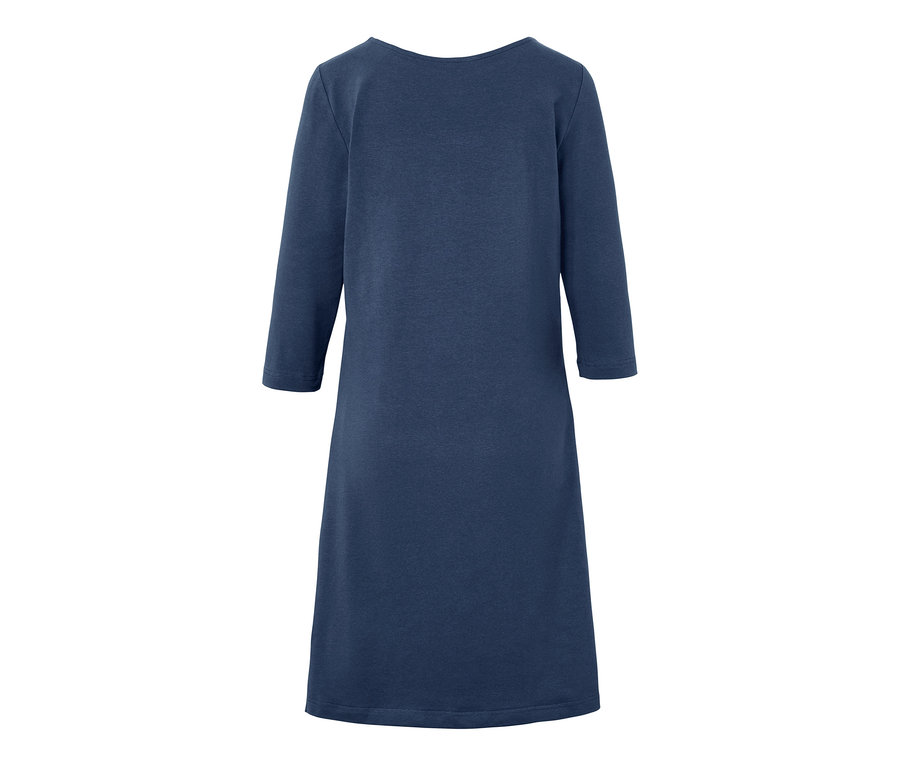 Widok z tyłu granatowej koszuli nocnej z rękawami trzy czwarte.