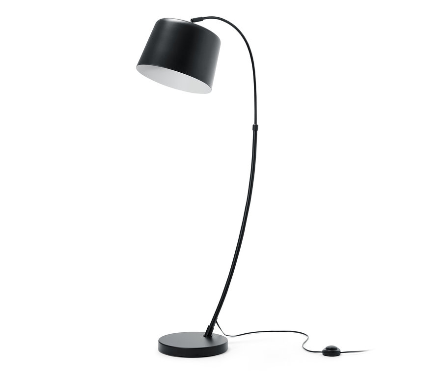 Czarna, metalowa lampa stojąca.